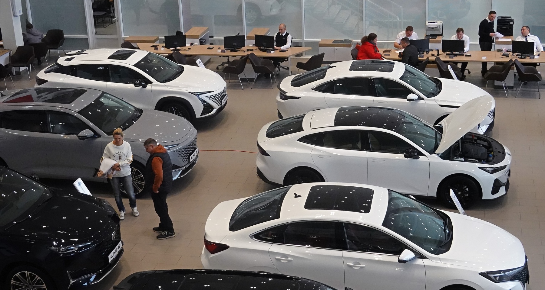 Рынок новых легковых автомобилей ожидает падение, дилеры готовятся к закрытию